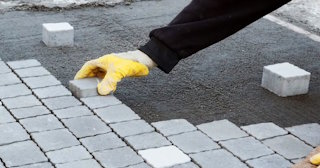 Монтаж тротуарной плитки на даче в Ейске в октябре