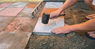 Укладка тротуарной плитки на основание в Ейске в октябре