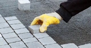 Укладка тротуарной плитки 50 на 50 в Ейске в октябре