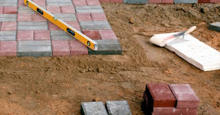 Подготовка основания для плитки на улице в Ейске в октябре