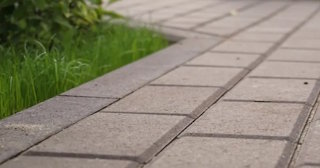 Профессиональная укладка тротуарных дорожек в Ейске в октябре